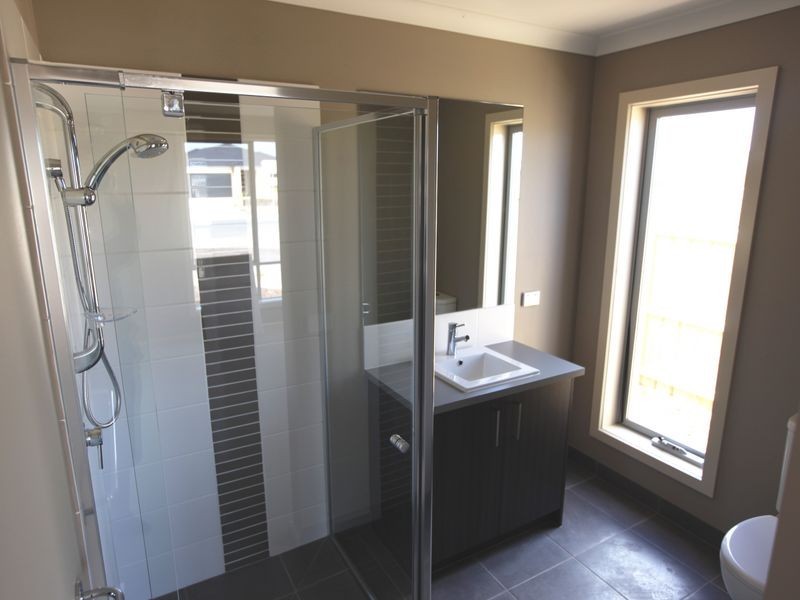 24 Bolivar Esplanade, Truganina VIC 3029