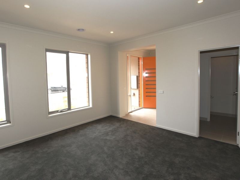 6 Broadbeach Circuit, Sanctuary Lakes VIC 3030