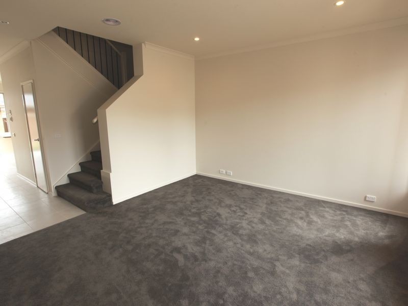 6 Broadbeach Circuit, Sanctuary Lakes VIC 3030
