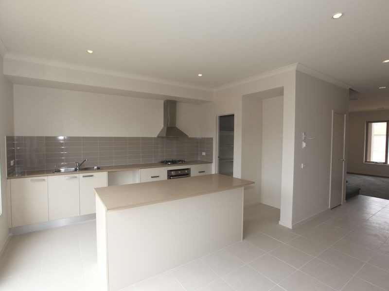 6 Broadbeach Circuit, Sanctuary Lakes VIC 3030