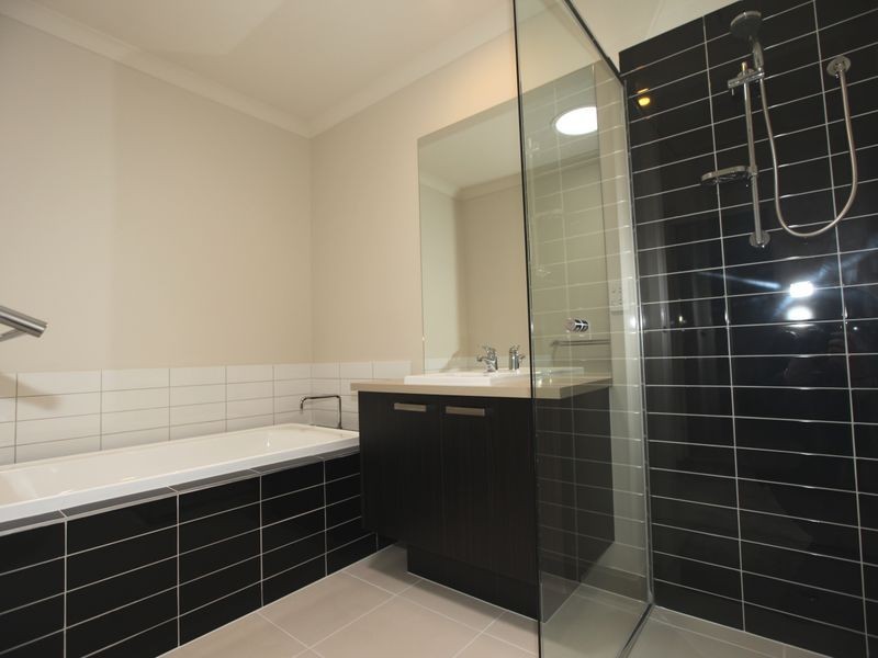 6 Broadbeach Circuit, Sanctuary Lakes VIC 3030