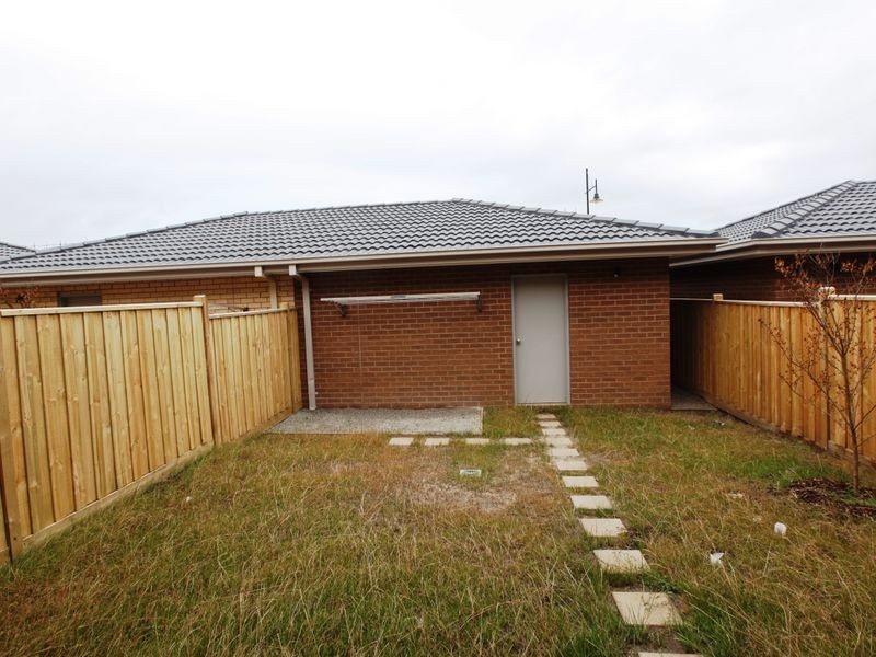 6 Broadbeach Circuit, Sanctuary Lakes VIC 3030
