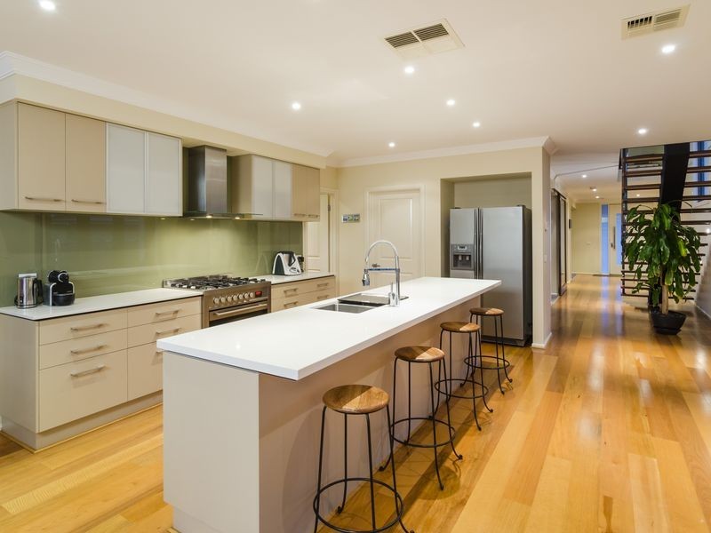 29 The Esplanade, Sanctuary Lakes VIC 3030