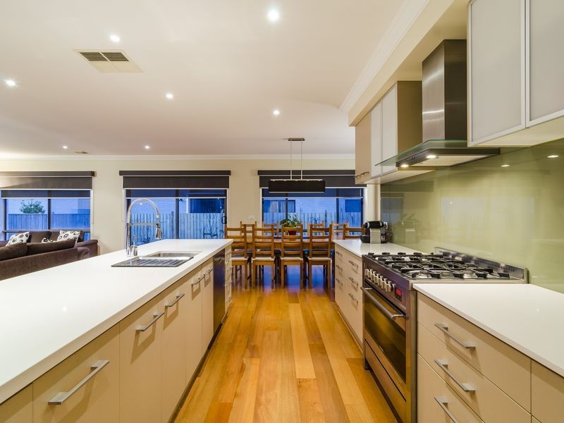 29 The Esplanade, Sanctuary Lakes VIC 3030