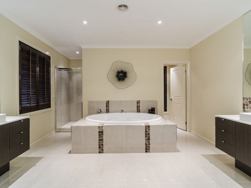 29 The Esplanade, Sanctuary Lakes VIC 3030