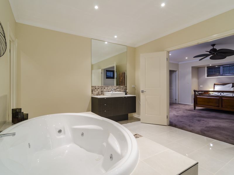 29 The Esplanade, Sanctuary Lakes VIC 3030
