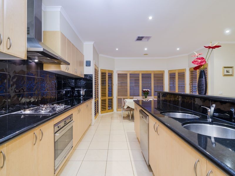 31 Monterey Bay Drive, Sanctuary Lakes VIC 3030