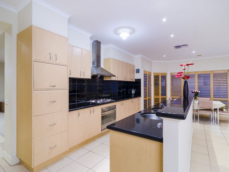 31 Monterey Bay Drive, Sanctuary Lakes VIC 3030