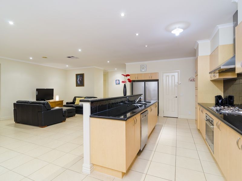 31 Monterey Bay Drive, Sanctuary Lakes VIC 3030