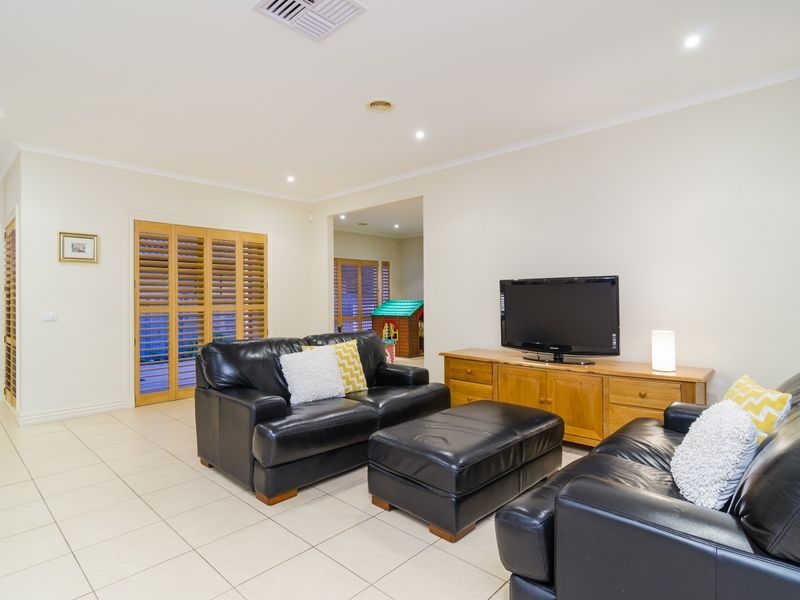 31 Monterey Bay Drive, Sanctuary Lakes VIC 3030