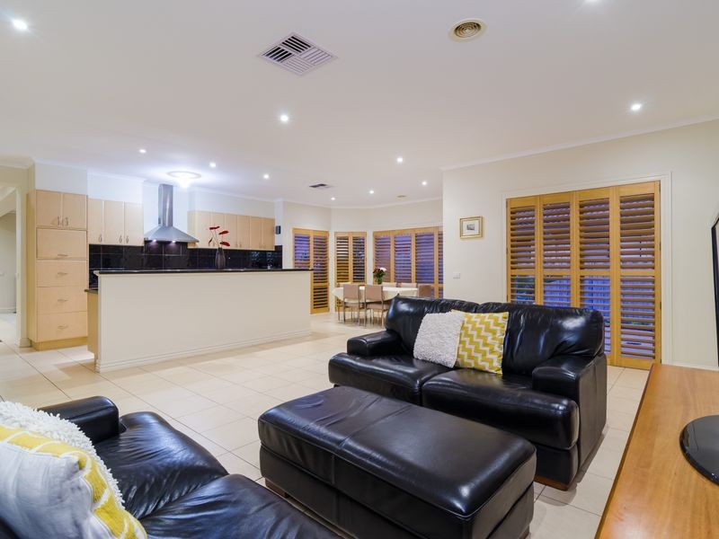 31 Monterey Bay Drive, Sanctuary Lakes VIC 3030