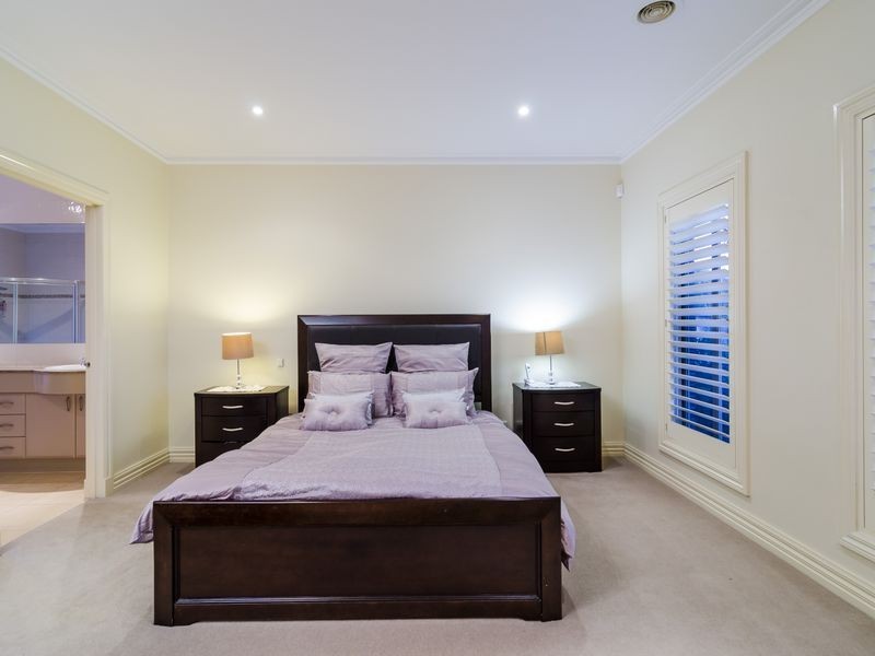 31 Monterey Bay Drive, Sanctuary Lakes VIC 3030