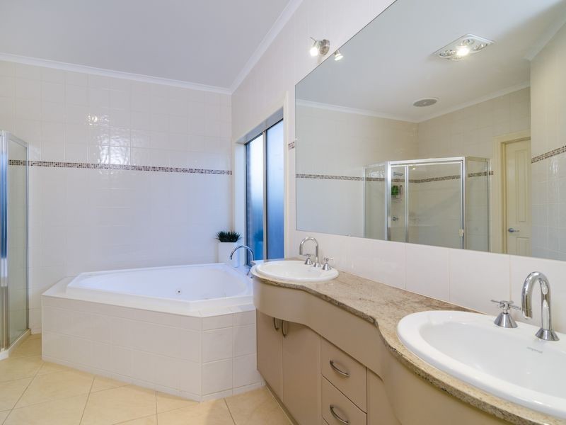 31 Monterey Bay Drive, Sanctuary Lakes VIC 3030