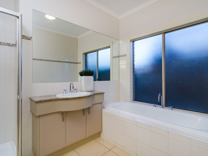 31 Monterey Bay Drive, Sanctuary Lakes VIC 3030