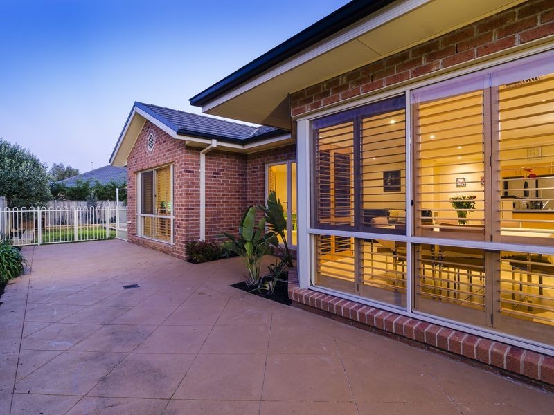 31 Monterey Bay Drive, Sanctuary Lakes VIC 3030
