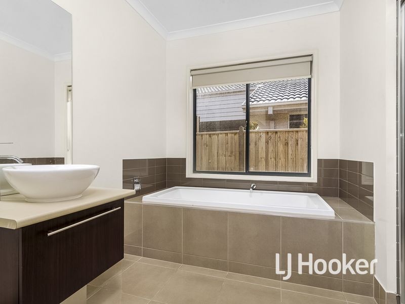 160 Sanctuary Lakes South Boulevard, Sanctuary Lakes VIC 3030