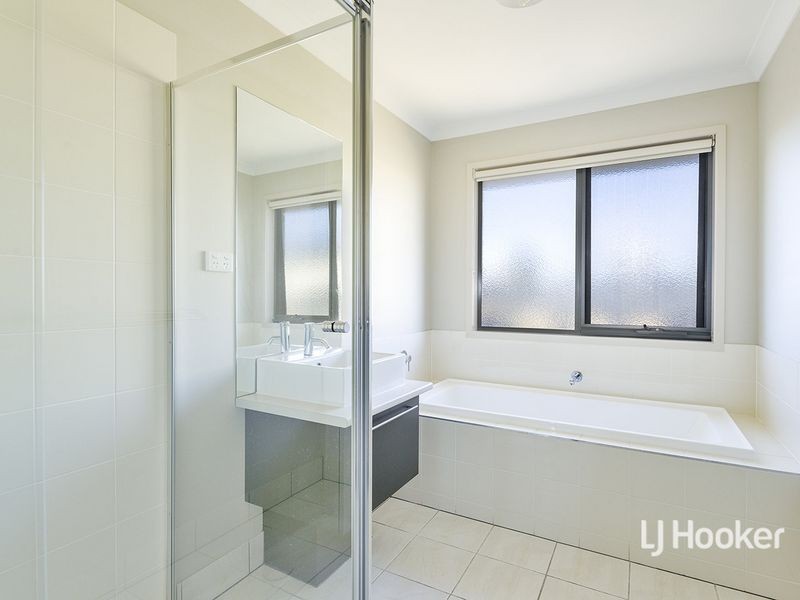 166 Sanctuary Lakes South Boulevard, Sanctuary Lakes VIC 3030