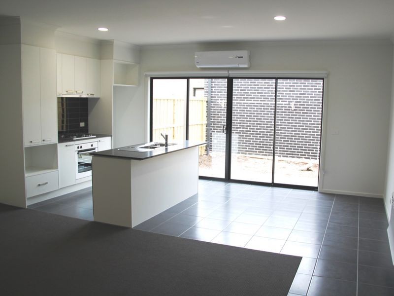 12 Valiant Walk, Williams Landing VIC 3027