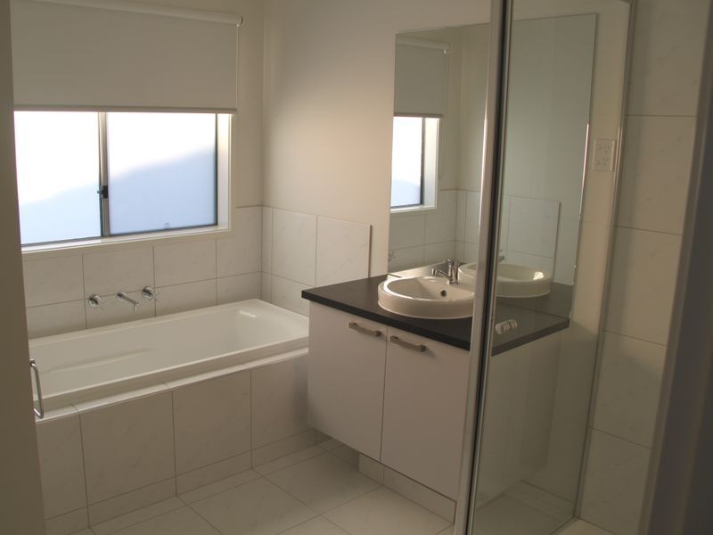 18 Bottletree Road, Point Cook VIC 3030