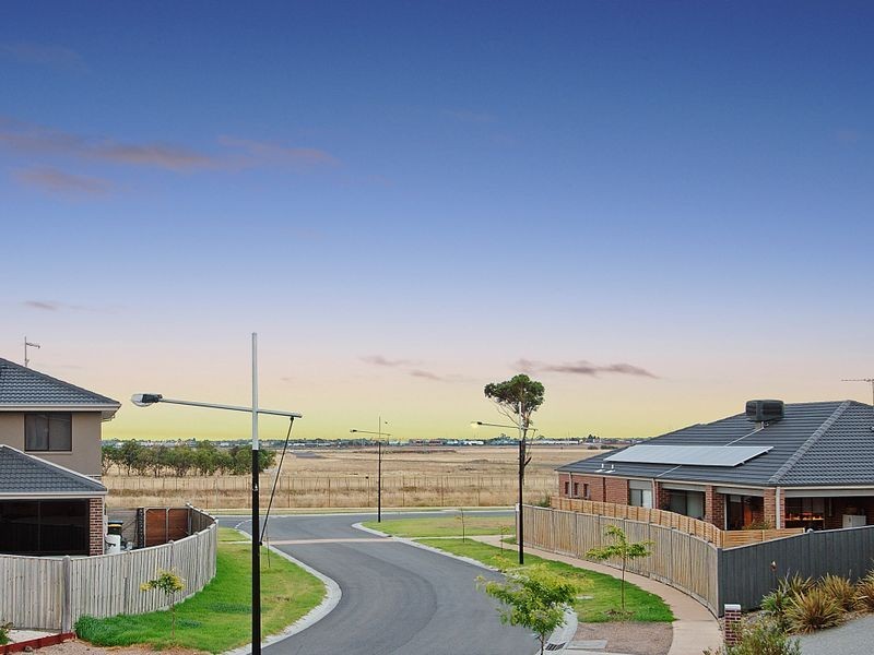24 Dunlin Crescent, Williams Landing VIC 3027