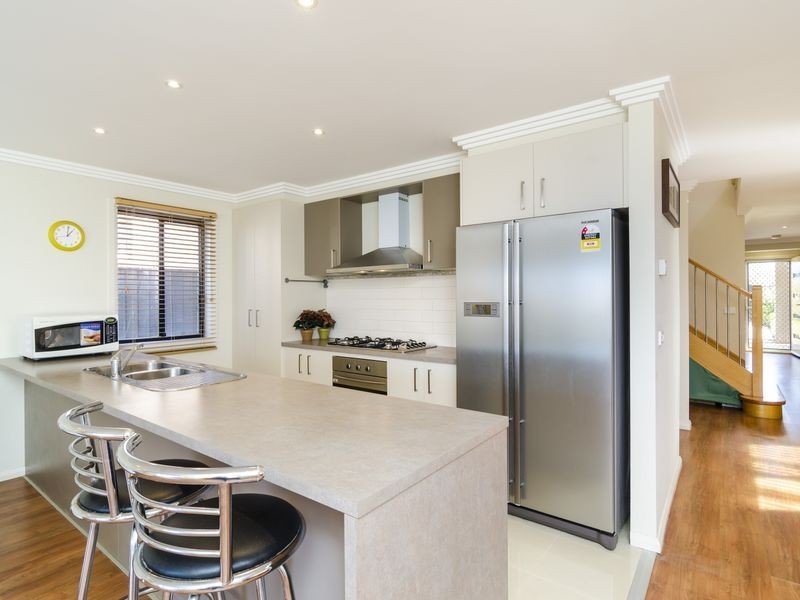 10 Isaacs Walk, Point Cook VIC 3030