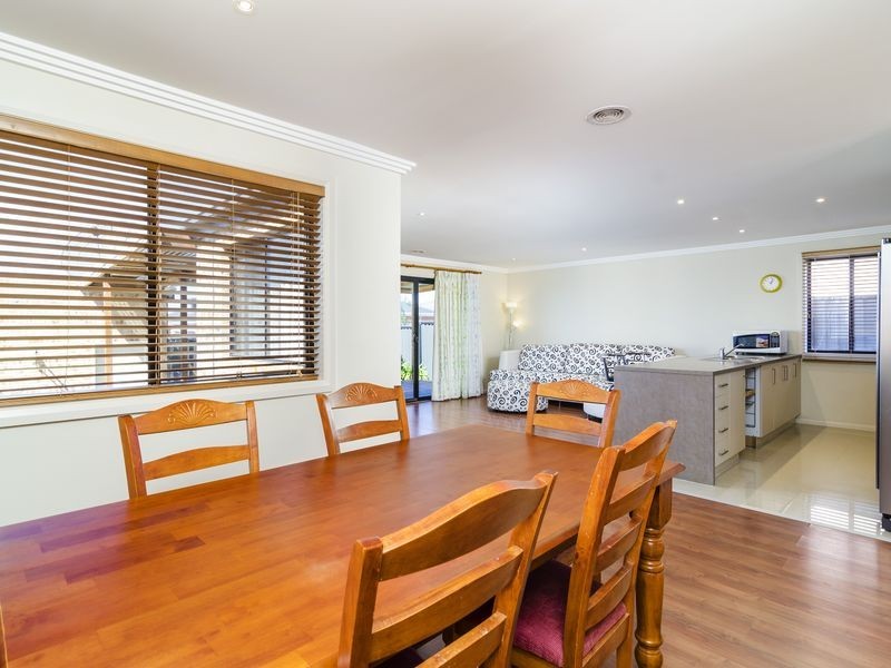 10 Isaacs Walk, Point Cook VIC 3030