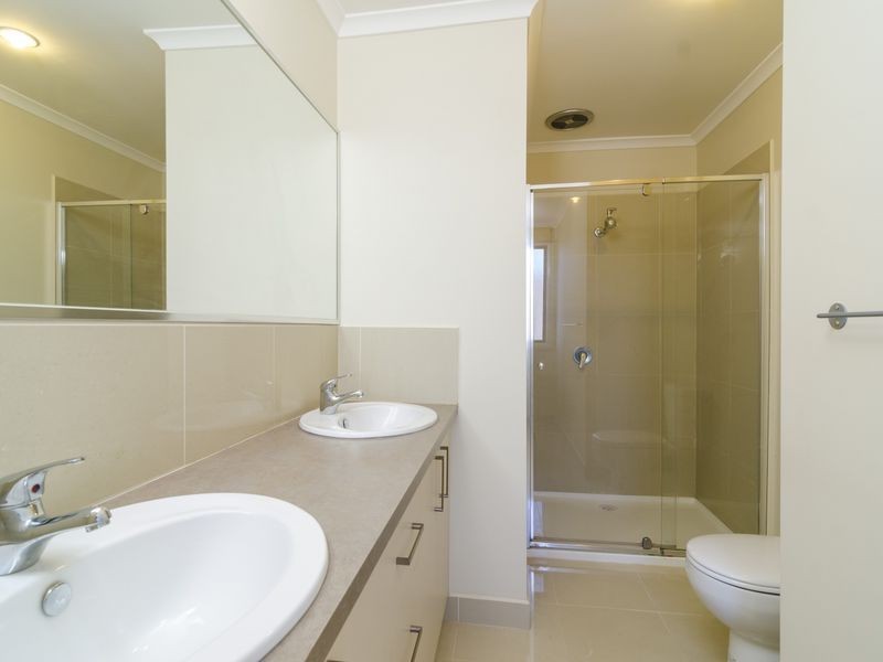 10 Isaacs Walk, Point Cook VIC 3030