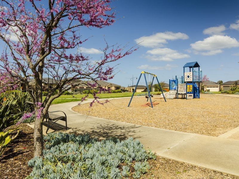 10 Isaacs Walk, Point Cook VIC 3030