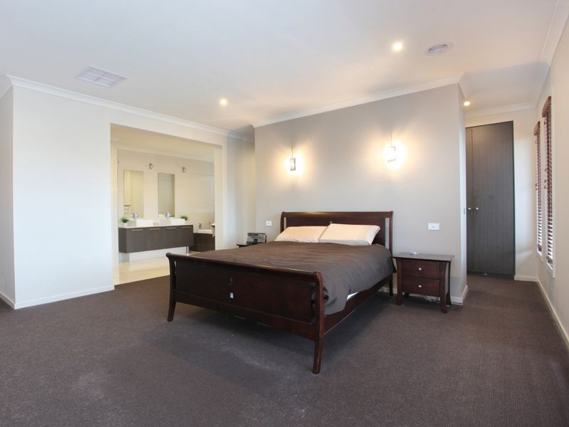 10 Kingsford Drive, Point Cook VIC 3030