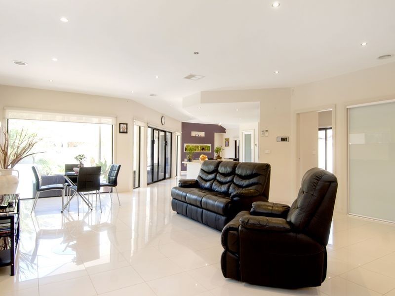 25 Monterey Bay Drive, Sanctuary Lakes VIC 3030