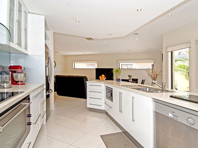 25 Monterey Bay Drive, Sanctuary Lakes VIC 3030