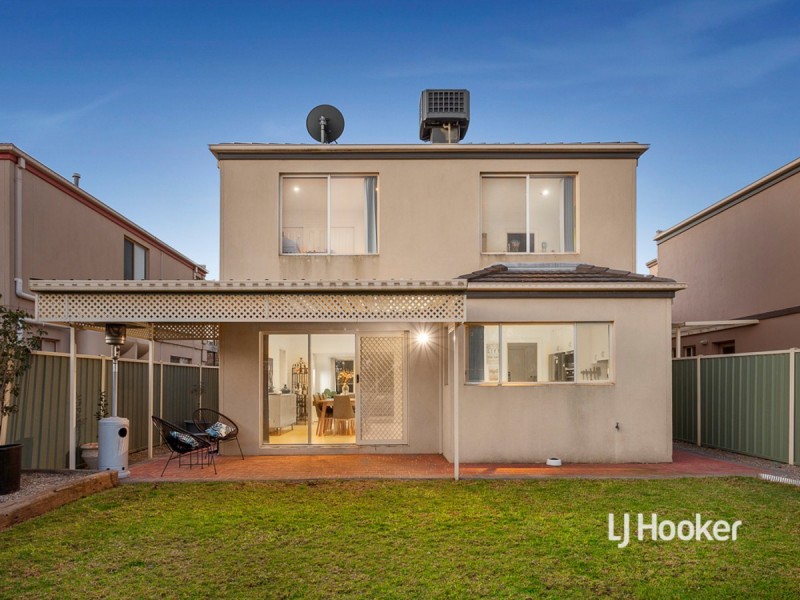 11 Barrington Terrace, Point Cook VIC 3030