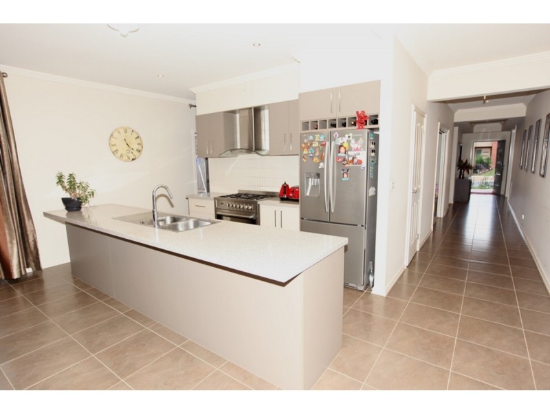 8 Airlie Avenue, Point Cook VIC 3030