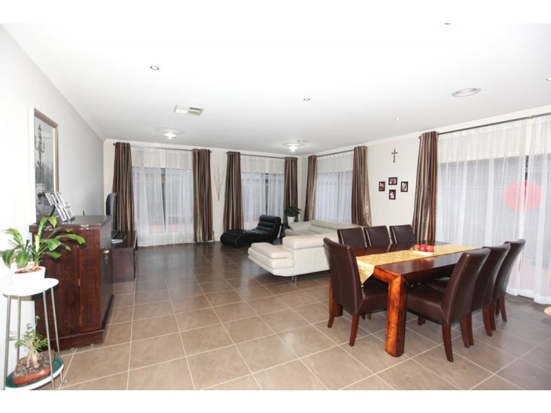 8 Airlie Avenue, Point Cook VIC 3030