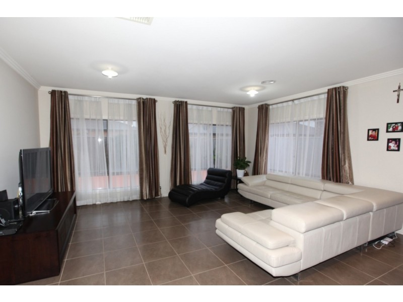 8 Airlie Avenue, Point Cook VIC 3030