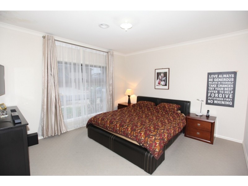 8 Airlie Avenue, Point Cook VIC 3030