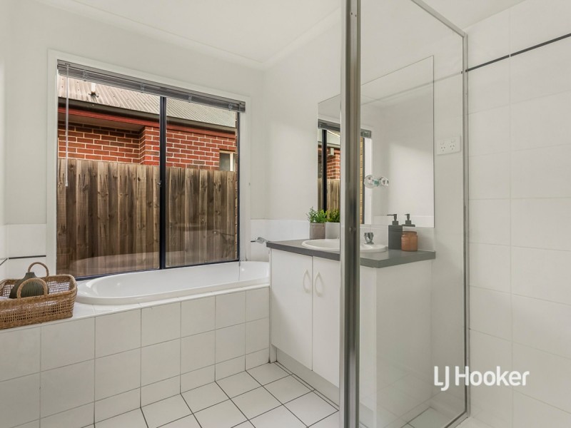 20 Hollington Crescent, Point Cook VIC 3030