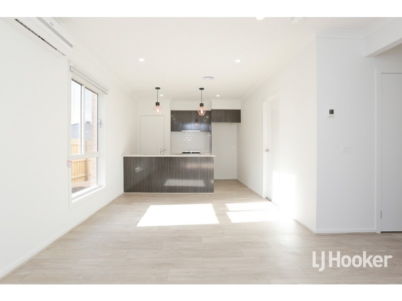 34 Frontier Avenue, Rockbank VIC 3335