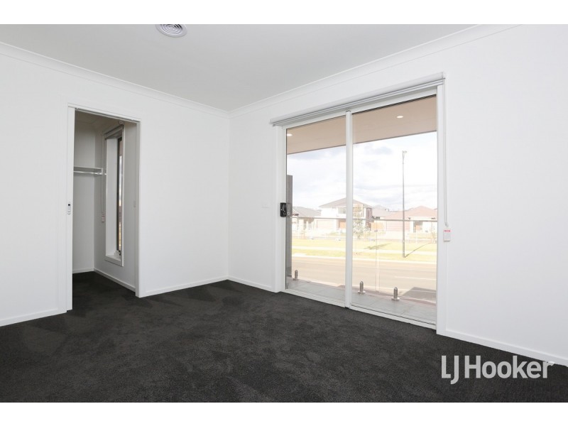 34 Frontier Avenue, Rockbank VIC 3335