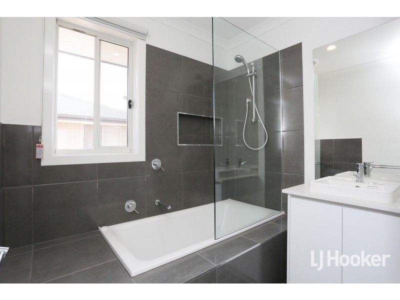 34 Frontier Avenue, Rockbank VIC 3335