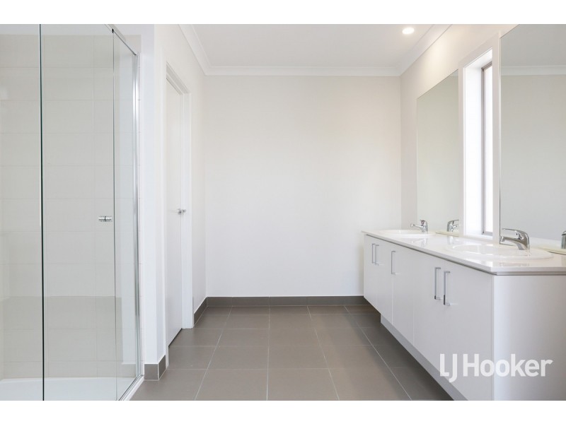 38 Roundhay Crescent, Point Cook VIC 3030