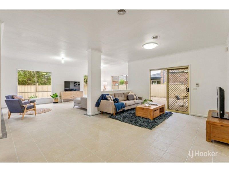 16 The Avenue, Caroline Springs VIC 3023