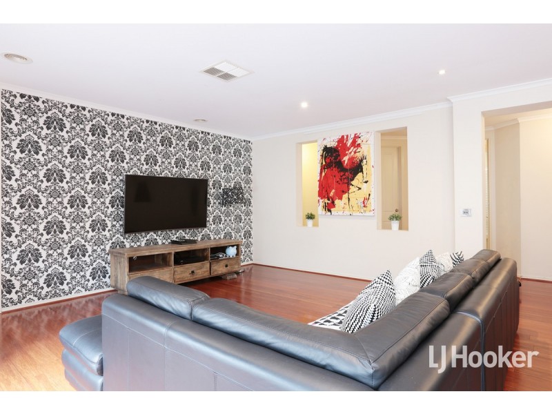 16 Creswick Drive, Point Cook VIC 3030