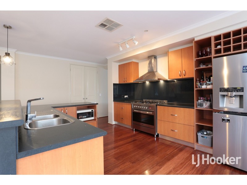 16 Creswick Drive, Point Cook VIC 3030