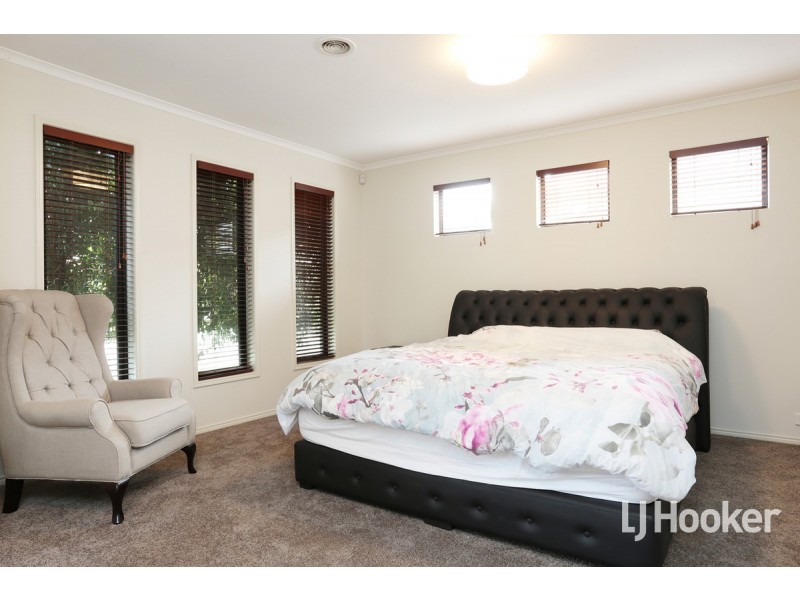 16 Creswick Drive, Point Cook VIC 3030