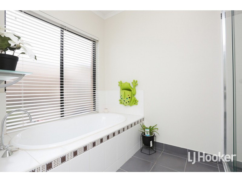 16 Creswick Drive, Point Cook VIC 3030