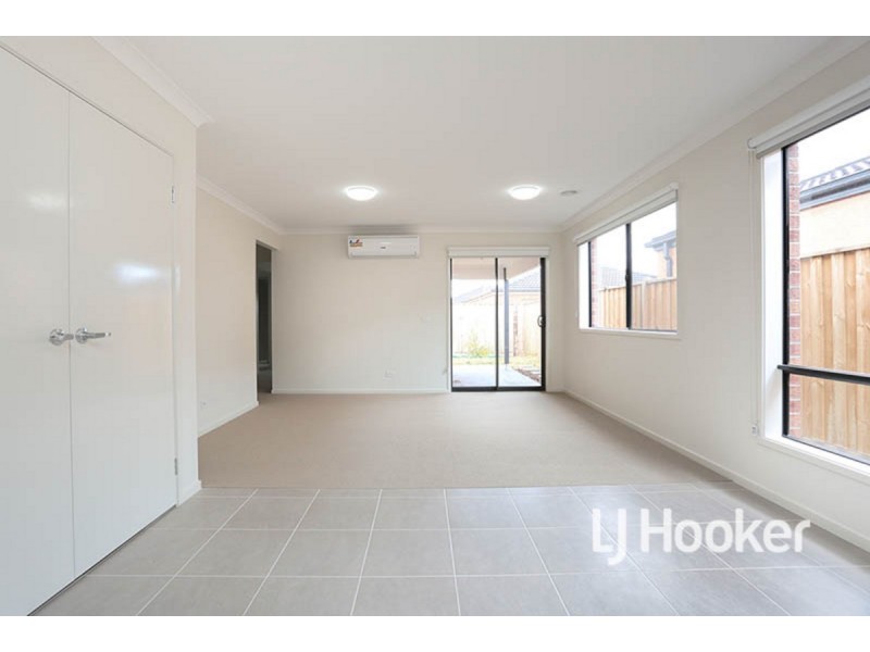 10 Neon Street, Point Cook VIC 3030