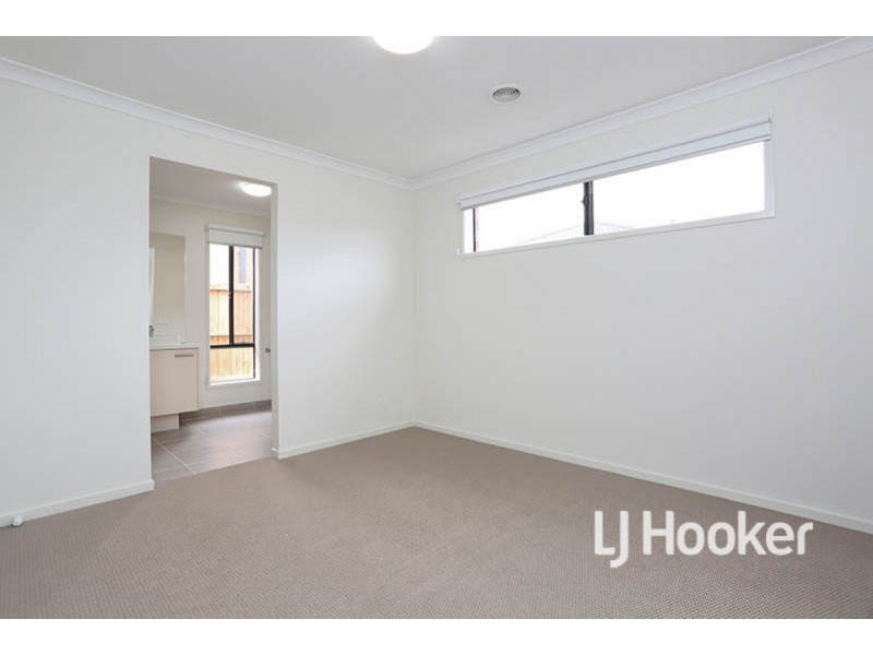 10 Neon Street, Point Cook VIC 3030