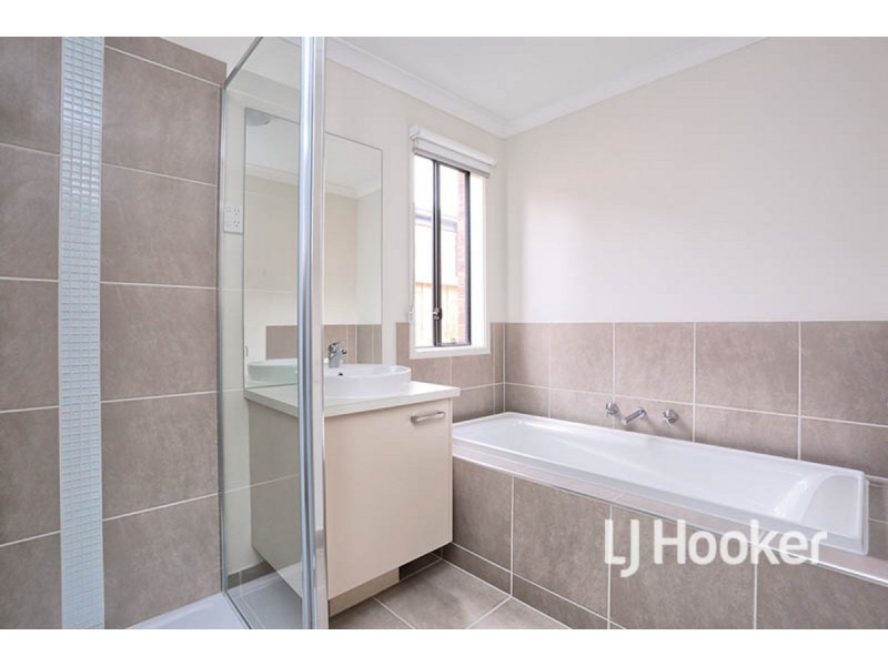 10 Neon Street, Point Cook VIC 3030