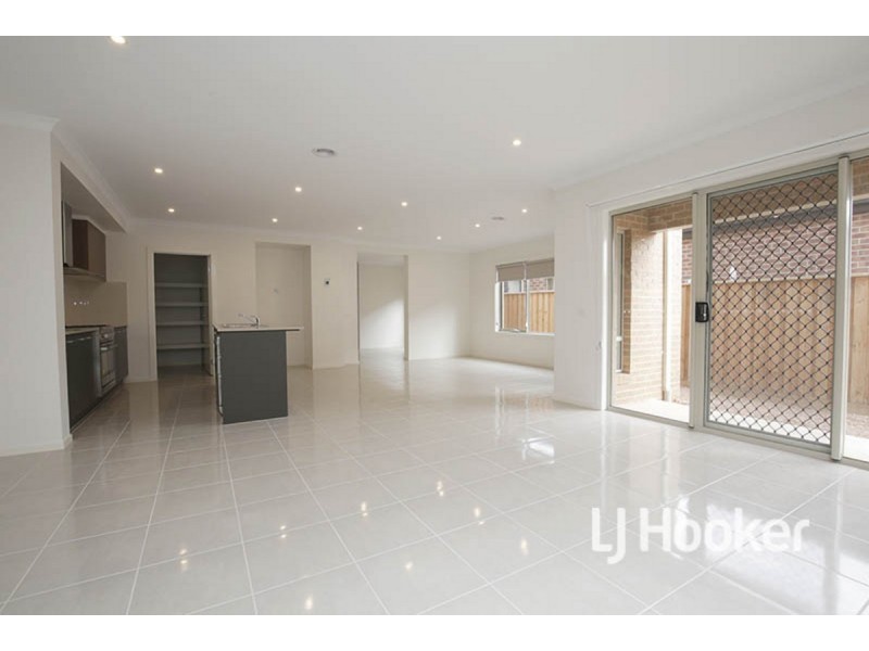 8 Living Crescent, Point Cook VIC 3030